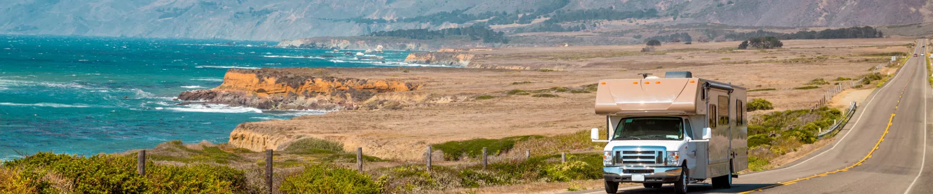 Wohnmobil fährt entlang des Highway No1 in Kalifornien