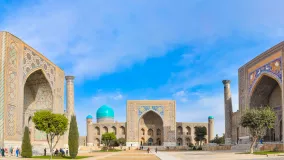 Panoramaaufnahme vom Registan Platz in Samarkand