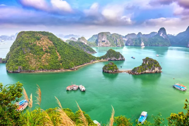 Blick auf die Naturschönheit Halong Bay