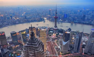 Straßen und Wolkenkratzer in Shanghai, China