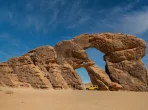 Reisedokumente und Wüstenlandschaft symbolisieren Sicherheitshinweise für Tschad