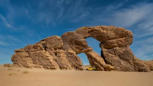 Reisedokumente und Wüstenlandschaft symbolisieren Sicherheitshinweise für Tschad