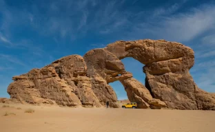 Reisedokumente und Wüstenlandschaft symbolisieren Sicherheitshinweise für Tschad