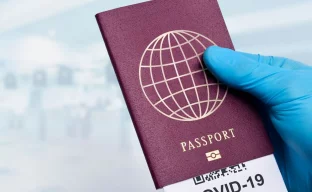 Reisende mit Reisedokumenten am Flughafen vor Abflug nach Papua-Neuguinea