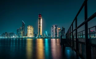 Skyline von Dubai bei Nacht