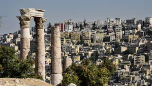 Blick auf Amman in Jordanien mit historischer Zitadelle
