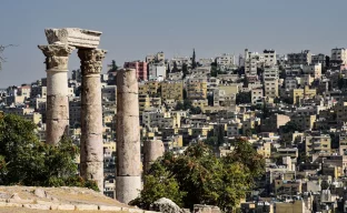 Blick auf Amman in Jordanien mit historischer Zitadelle