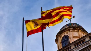 Skyline von Barcelona mit spanischer Flagge im Vordergrund