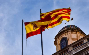 Skyline von Barcelona mit spanischer Flagge im Vordergrund