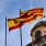 Skyline von Barcelona mit spanischer Flagge im Vordergrund