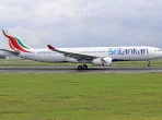 Reisender mit Reisepass vor Abflug nach Sri Lanka
