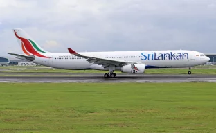 Reisender mit Reisepass vor Abflug nach Sri Lanka