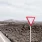 Warnschild in Wüstenlandschaft symbolisiert Reisewarnung für Niger