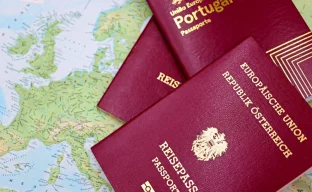 Reisepass und Landkarte des südlichen Afrikas als Symbol für das UNIVISA