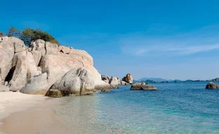 Cam Ranh Flughafen in Vietnam mit digitalem Ankunftssystem