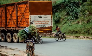 Landschaft in Burundi mit Straße und Vegetation