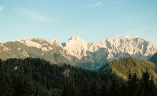 Alpine Berglandschaft in Slowenien mit dramatischem Himmel