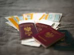 Reisender mit Reisepass an einer europäischen Grenzkontrolle