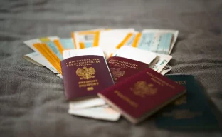 Reisender mit Reisepass an einer europäischen Grenzkontrolle