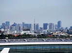 Skyline von Tokio mit Reisepass im Vordergrund