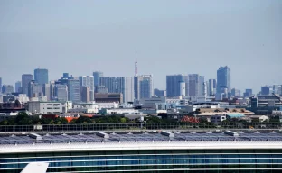 Skyline von Tokio mit Reisepass im Vordergrund