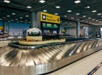 Reisende bei der Einreise am Flughafen in Thailand