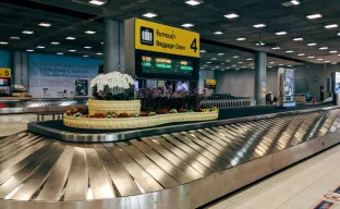 Reisende bei der Einreise am Flughafen in Thailand