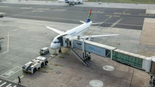 Reisende am Flughafen mit Pass für die eTA Südafrika