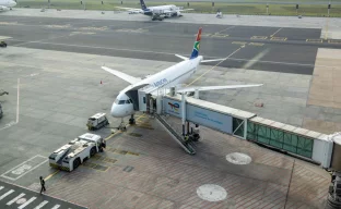 Reisende am Flughafen mit Pass für die eTA Südafrika