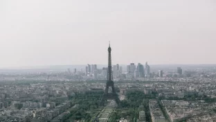 Eiffelturm in Paris bei Sonnenuntergang