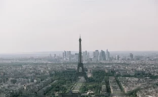 Eiffelturm in Paris bei Sonnenuntergang