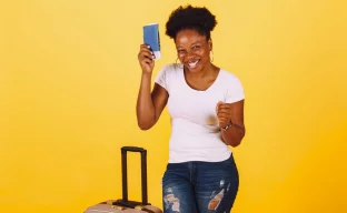 Reisender mit Reisepass bei der Einreise nach Benin