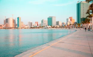 Küstenskyline von Luanda, Angola, bei Tageslicht