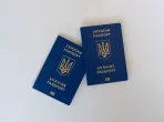 Reisender mit Reisepass bei der elektronischen Einreisekontrolle in Kasachstan