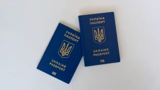 Reisender mit Reisepass bei der elektronischen Einreisekontrolle in Kasachstan