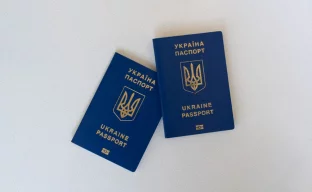 Reisender mit Reisepass bei der elektronischen Einreisekontrolle in Kasachstan