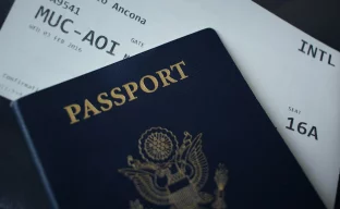 Digitale Reisedokumente und Pass am Flughafen