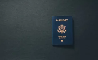 Reisepass mit Einreisestempel für die USA am Flughafen