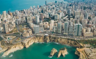 Skyline von Beirut mit Konfliktzone im Hintergrund