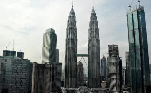 Skyline von Kuala Lumpur mit Petronas Towers in Malaysia