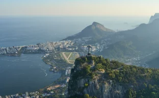 Skyline von Rio de Janeiro mit Zuckerhut in Brasilien