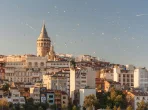 Reisepass und türkische Flagge symbolisieren visumfreie Einreiseregeln