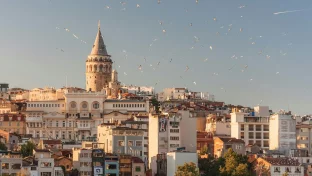 Reisepass und türkische Flagge symbolisieren visumfreie Einreiseregeln