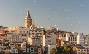 Reisepass und türkische Flagge symbolisieren visumfreie Einreiseregeln