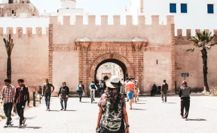 Reisepass mit Visumunterlagen für eine Reise nach Marokko