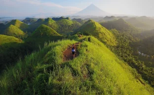 Der Vulkan Mayon auf den Philippinen mit erhöhter Aktivität