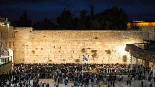Reisepass mit Stempel als Symbol für das e-Visum Israel
