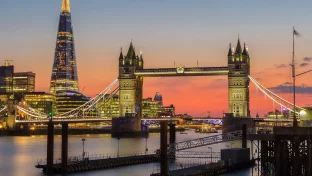 Skyline von London mit Reisepass und Reisedokumenten