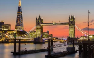 Skyline von London mit Reisepass und Reisedokumenten