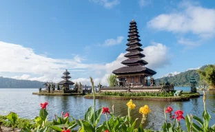 Landschaft in Indonesien mit Vulkan und Reisfeldern